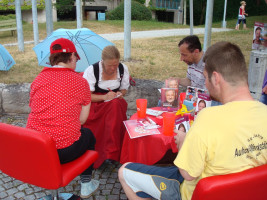 ... - in der schattigen Gesprächsecke unseres Infopavillons