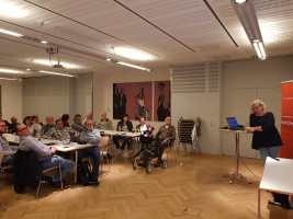 Ina Falkner präsentiert den Genossinnen und Genossen die Bewerber um den Parteivorsitz.