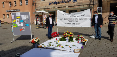 Unter anderem die Kreisräte der SPD Ben Schwarz und Andreas Buckreus und SPD-Kreisvorstandsmitglied Markus Schaffer gedachten der Opfer des Faschismus.
