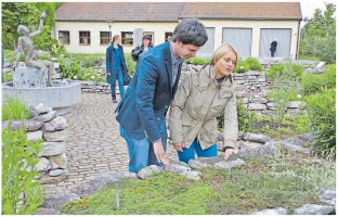 „Es gibt für jeden Menschen seinen Platz, wo er sich beteiligen und — das ist ganz wichtig — wohlfühlen kann“: Verena Bentele mit Sven Ehrhardt im Zeller Kräutergarten.