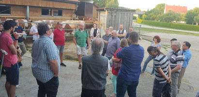 Der SPD-Kreisvorstand und die Kreisgruppe des LBV informierten sich über die Probleme der Landwirtschaft bei Familie Dorner in Eysölden und diskutierten angeregt mit Manfred Dorner (Mitte mit hellgrauem Hemd) und dem Vertreter des BBV.