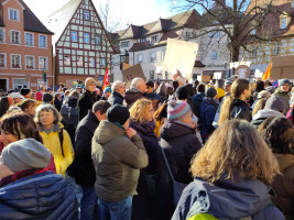 Der ganze Martin-Luther-Platz war vollgefüllt mit Demonstranten.