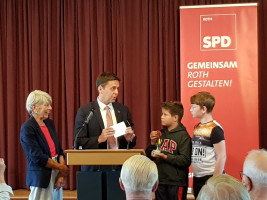 Die SPD-Kreisräte Dr. Hannedore Novotny und Ben Schwarz übergeben den Preis an die Vertreter der Preisträger.