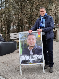 Ben Schwarz mit einem Ben-Schwarz-Plakat