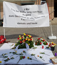 Viele Teilnehmer der Kundgebung gedachten mit Blumen dem Tag der Befreiung vom Nazi-Regime.