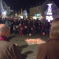 Lichterkette gegen Fremdenfeindlichkeit am Rother Marktplatz